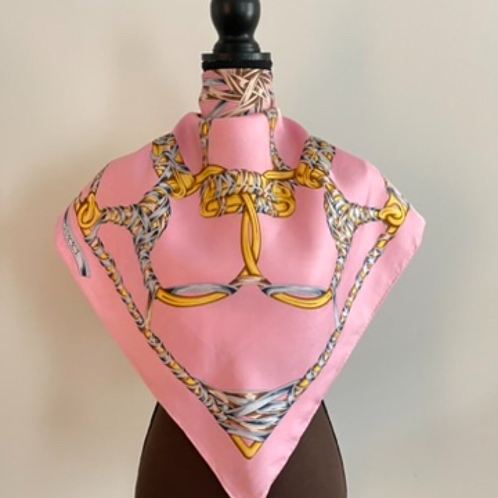 New Gucci Scarf Iconic Logo Gold Chain Barbie Pink Silk Wrap - Picture 3 of 15